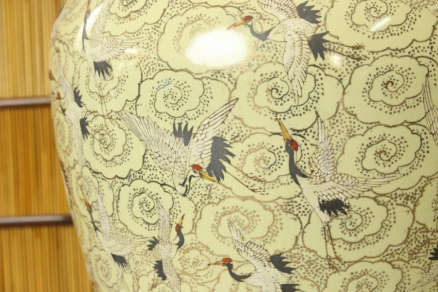 薩摩 金彩色絵 群鶴飛紋 細密画 沈香壷 高125cm 美品(A596)