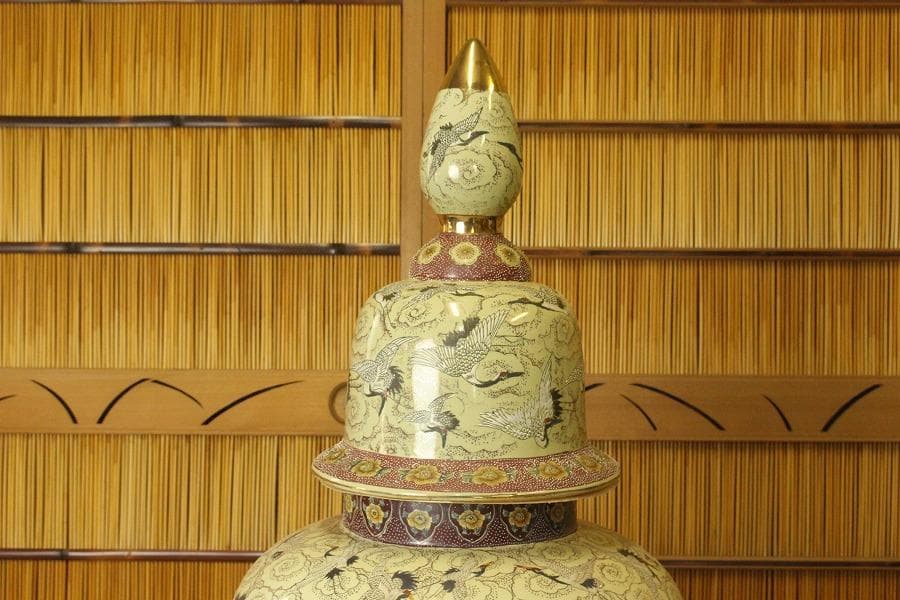 薩摩 金彩色絵 群鶴飛紋 細密画 沈香壷 高125cm 美品(A596)