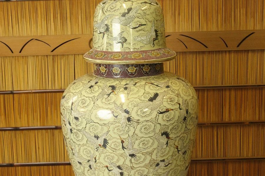 薩摩 金彩色絵 群鶴飛紋 細密画 沈香壷 高125cm 美品(A596)