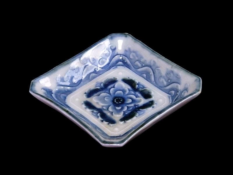 瀬戸　伊万里　染付　陽刻　波に花の図　四方角豆皿　E668AS-CUp