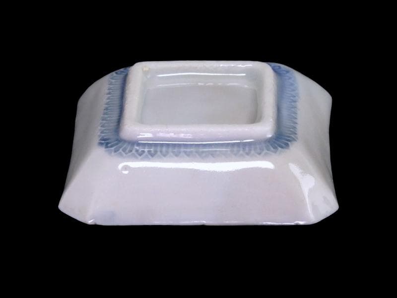 瀬戸　伊万里　染付　陽刻　波に花の図　四方角豆皿　E668AS-CUp