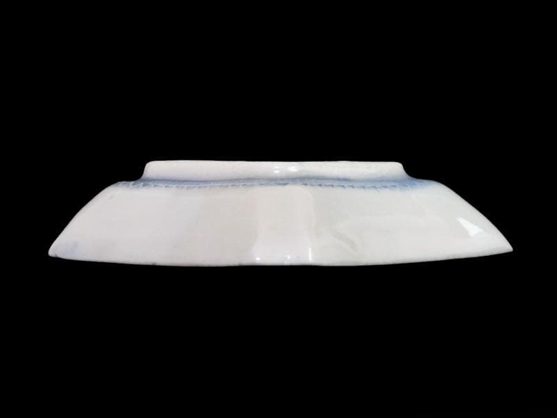 瀬戸　伊万里　染付　陽刻　波に花の図　四方角豆皿　E668AS-CUp