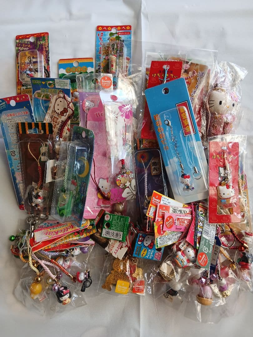 ハローキティ ご当地ストラップ等46点まとめ売り