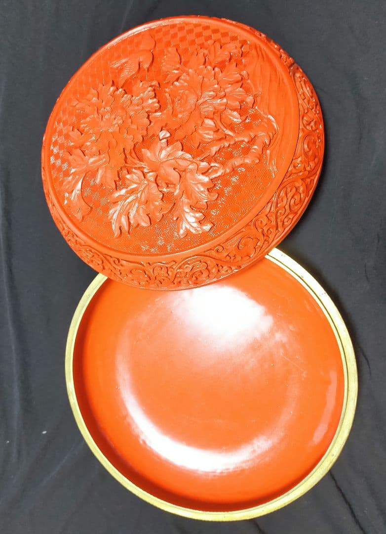 中国伝統美術工芸品　堆朱彫刻　円型蓋物　　茶道具入れ　アンティーク