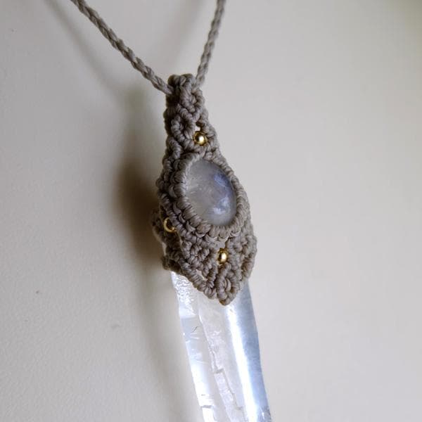 ヒマラヤ水晶 ・ムーンストーン（スリランカ産）マクラメ編みペンダント　3706