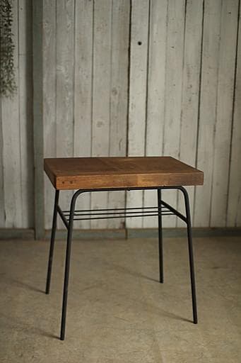 古い小ぶりな古い鉄脚と古材のテーブル