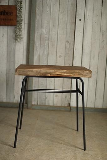 古い小ぶりな古い鉄脚と古材のテーブル