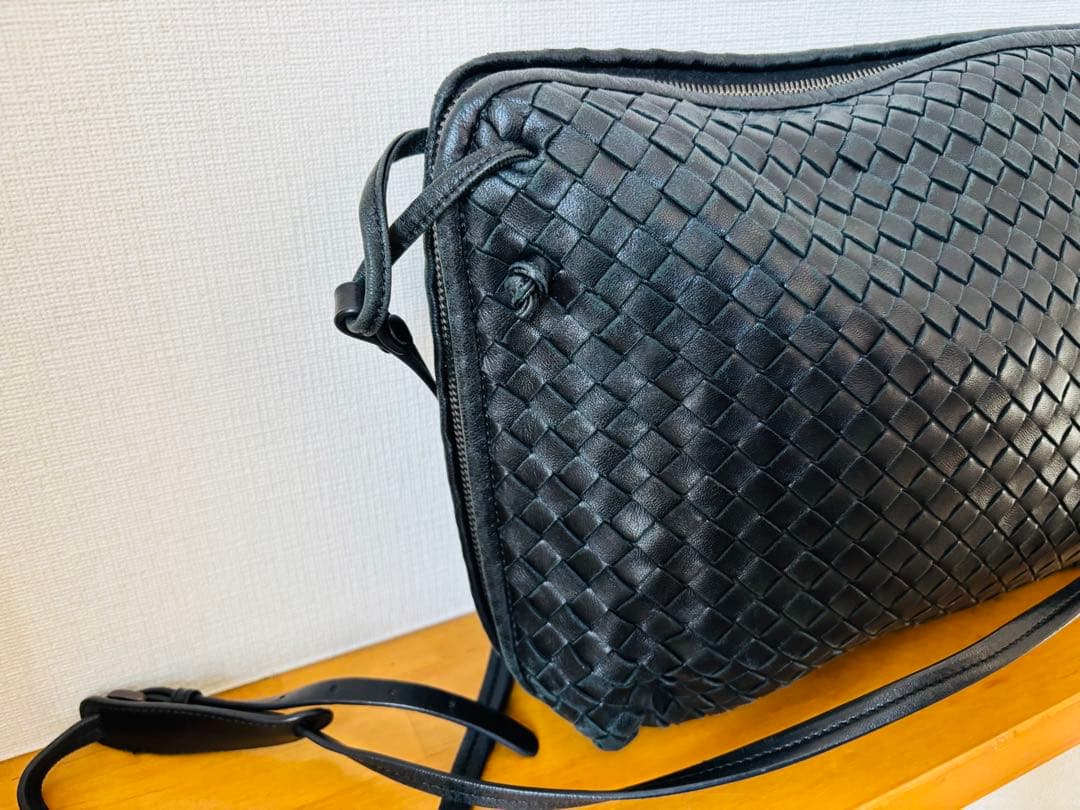 【かなり美品】ボッテガヴェネタ　イントレチャート黒ショルダーバッグ