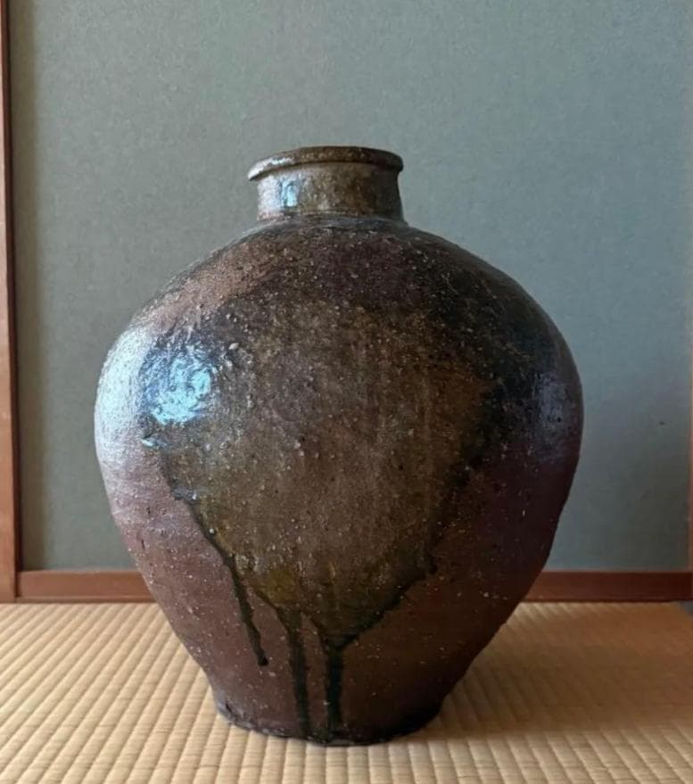 茶色の大きめの壺 自然な釉薬の流れ