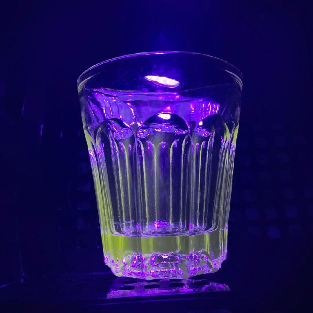 骨董　時代ガラス　ゆらゆら　気泡入り　希少銀色　水飲みコップ　剣先コップ　ウラン