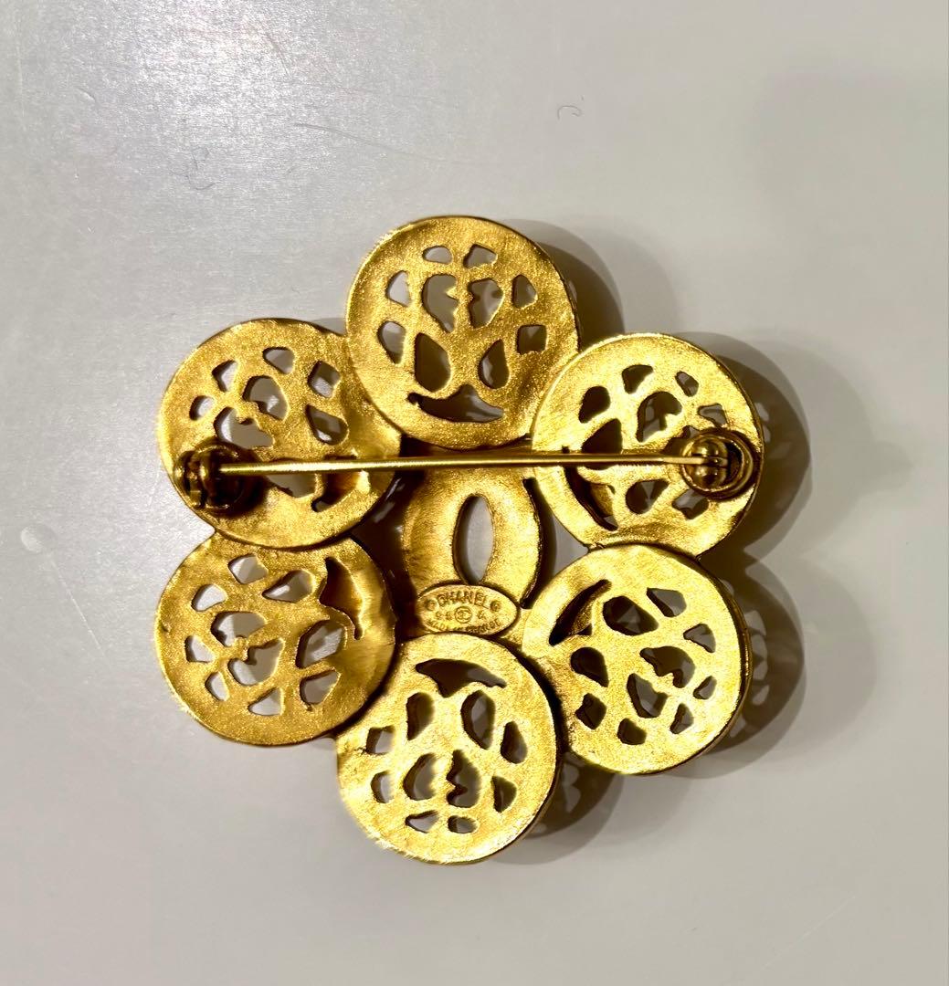 CHANEL ゴールド フラワーブローチ 箱付き