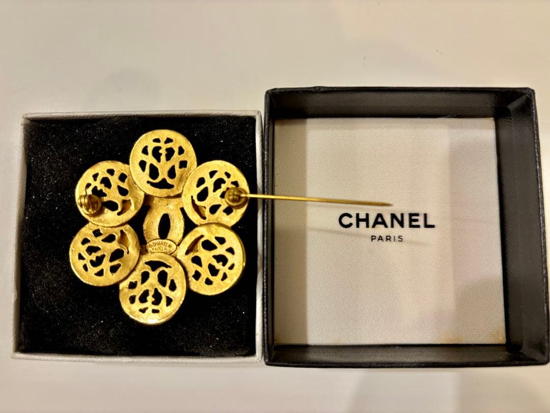 CHANEL ゴールド フラワーブローチ 箱付き