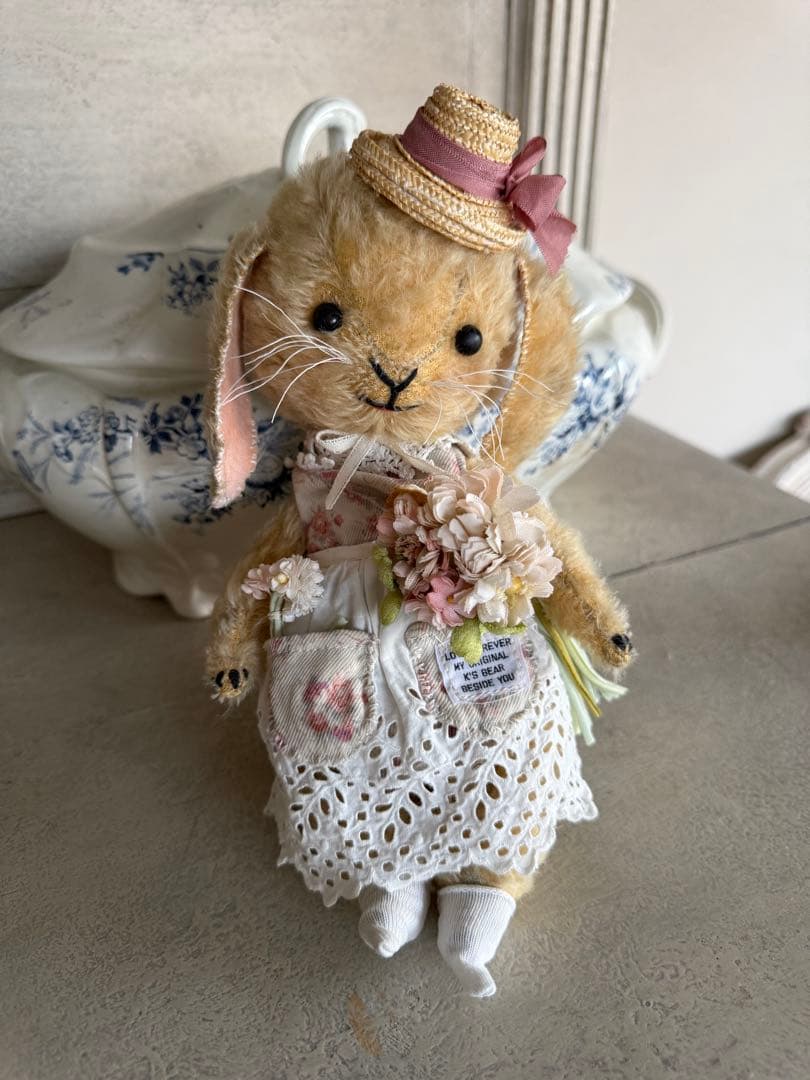 ハンドメイドベア作家さんのアンティークのドレスを着た垂れ耳うさぎのぬいぐるみ