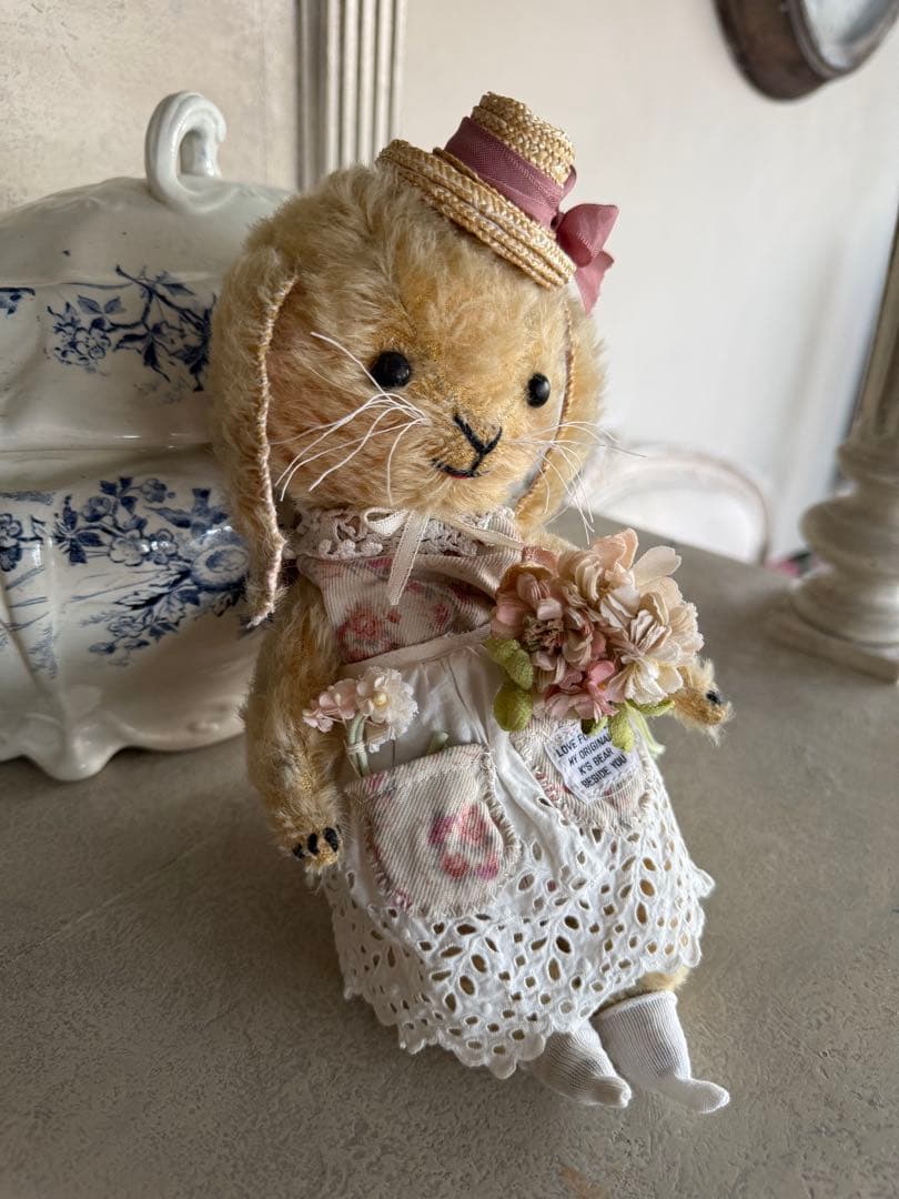 ハンドメイドベア作家さんのアンティークのドレスを着た垂れ耳うさぎのぬいぐるみ