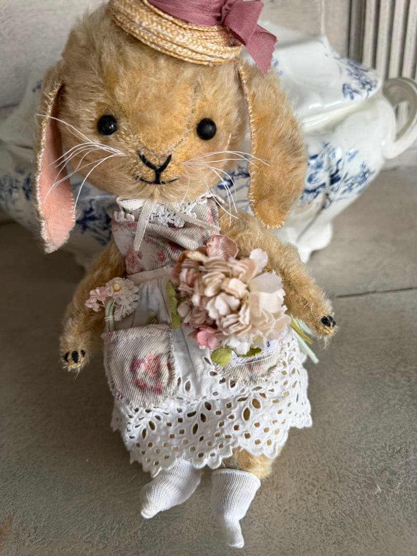 ハンドメイドベア作家さんのアンティークのドレスを着た垂れ耳うさぎのぬいぐるみ