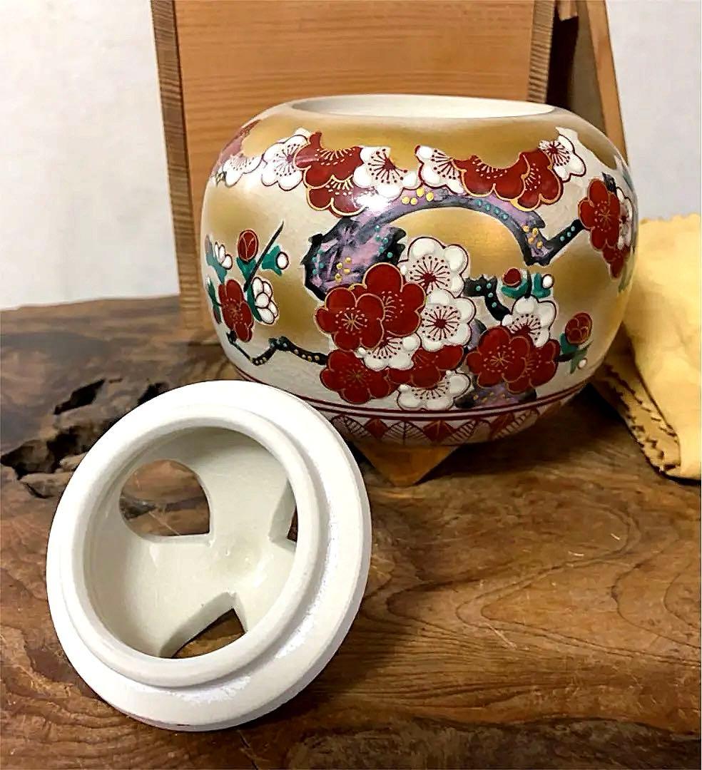 九谷 香呂 錦生 金彩 紅白梅紋 染付 三足 香呂 合わせ箱付き