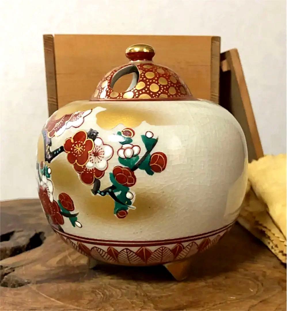 九谷 香呂 錦生 金彩 紅白梅紋 染付 三足 香呂 合わせ箱付き