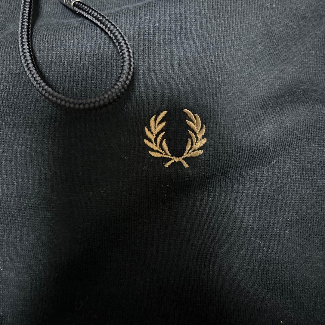 FRED PERRY 別注 フードロゴ刺繍スウェットパーカー