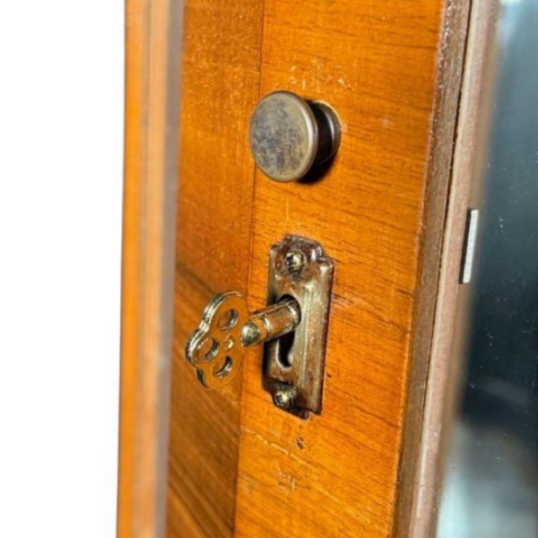 HR839 【英国アンティーク】ハーフムーン　キュリオケース　３面彩光　鍵付き