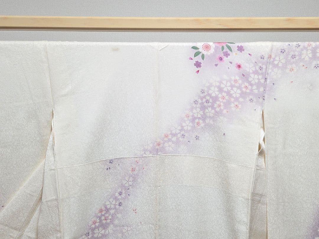 B5◆着物くつろぎ かわいい花模様 金駒刺繍 金彩 白 袷 正絹 成人式 振袖