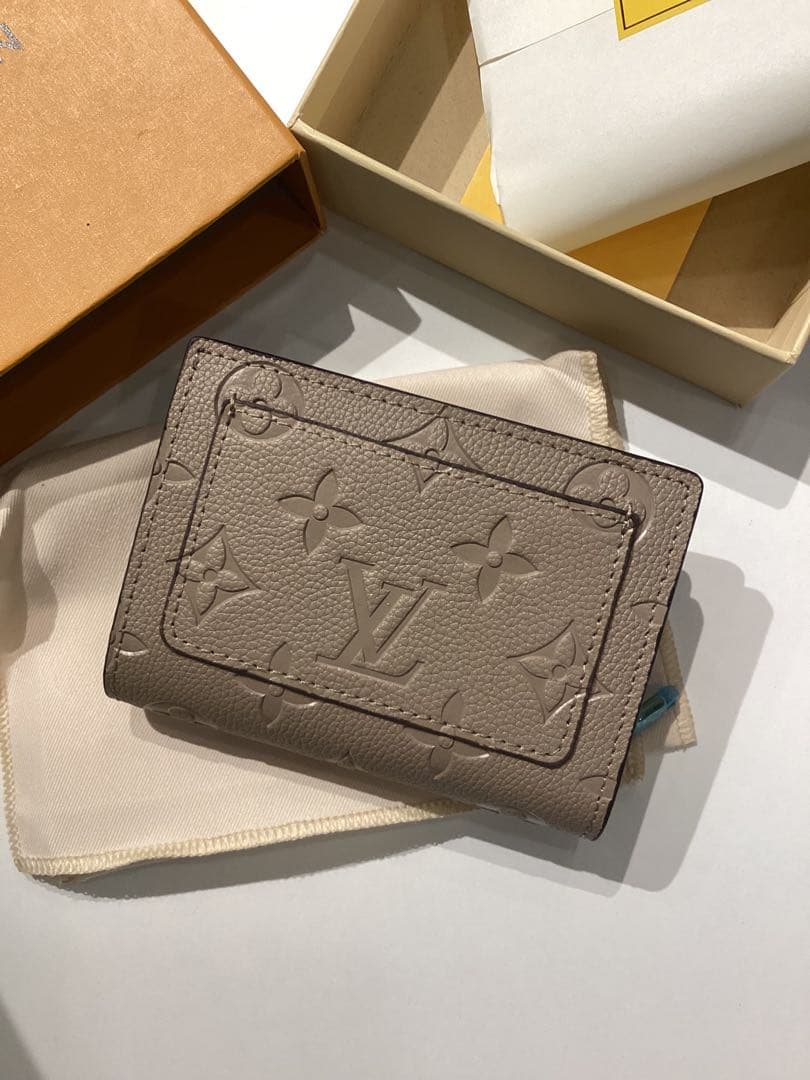 ルイヴィトン　ベージュ 二つ折り財布　ノベルティ