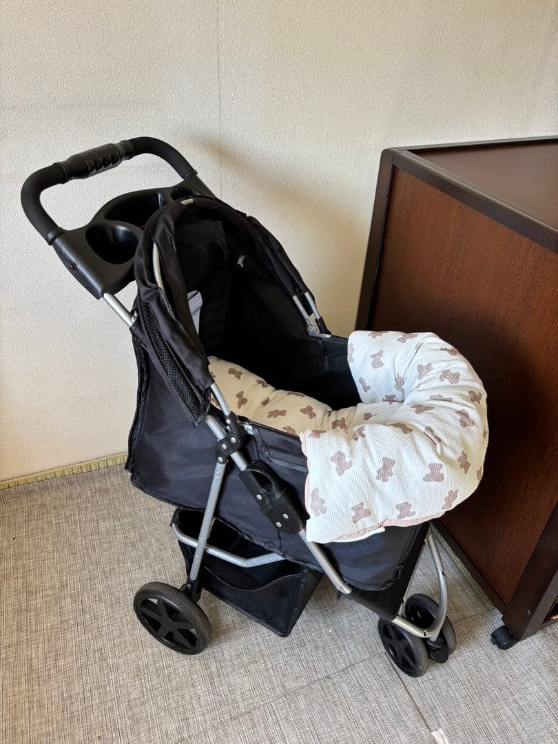 黒の折りたたみ式ベペットカート ベア柄クッション付き