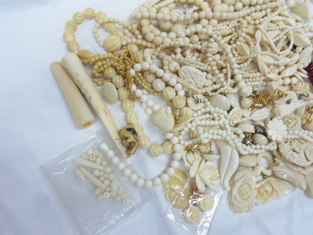 **様 ビンテージ　クリーム色系　アクセサリー　いろいろ　1000g