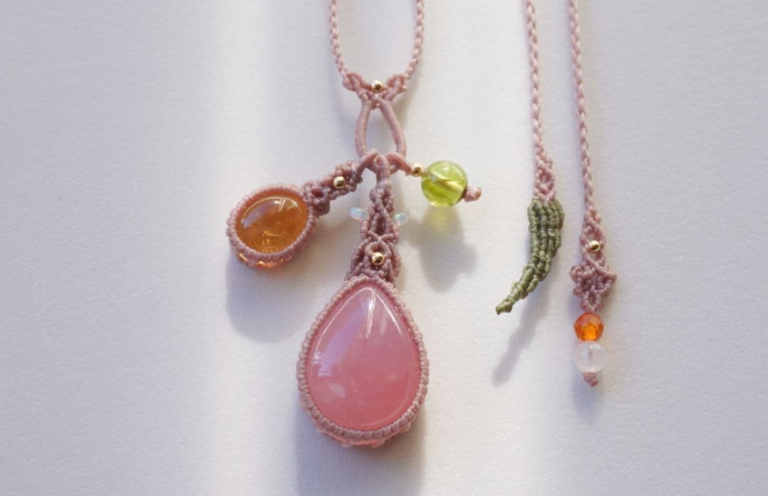 ディープローズクォーツ　シトリン　ペリドット　揺れる　マクラメ　ネックレス