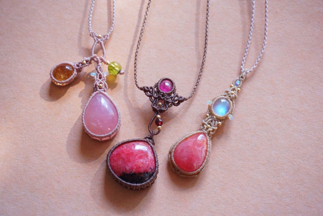 ディープローズクォーツ　シトリン　ペリドット　揺れる　マクラメ　ネックレス