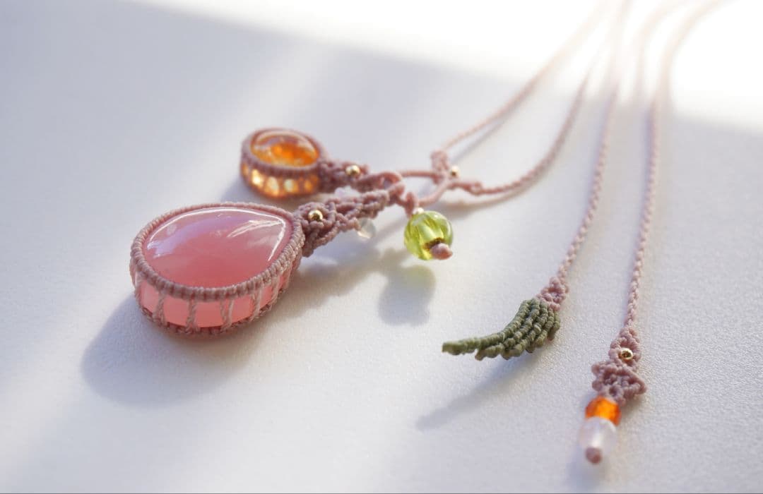 ディープローズクォーツ　シトリン　ペリドット　揺れる　マクラメ　ネックレス