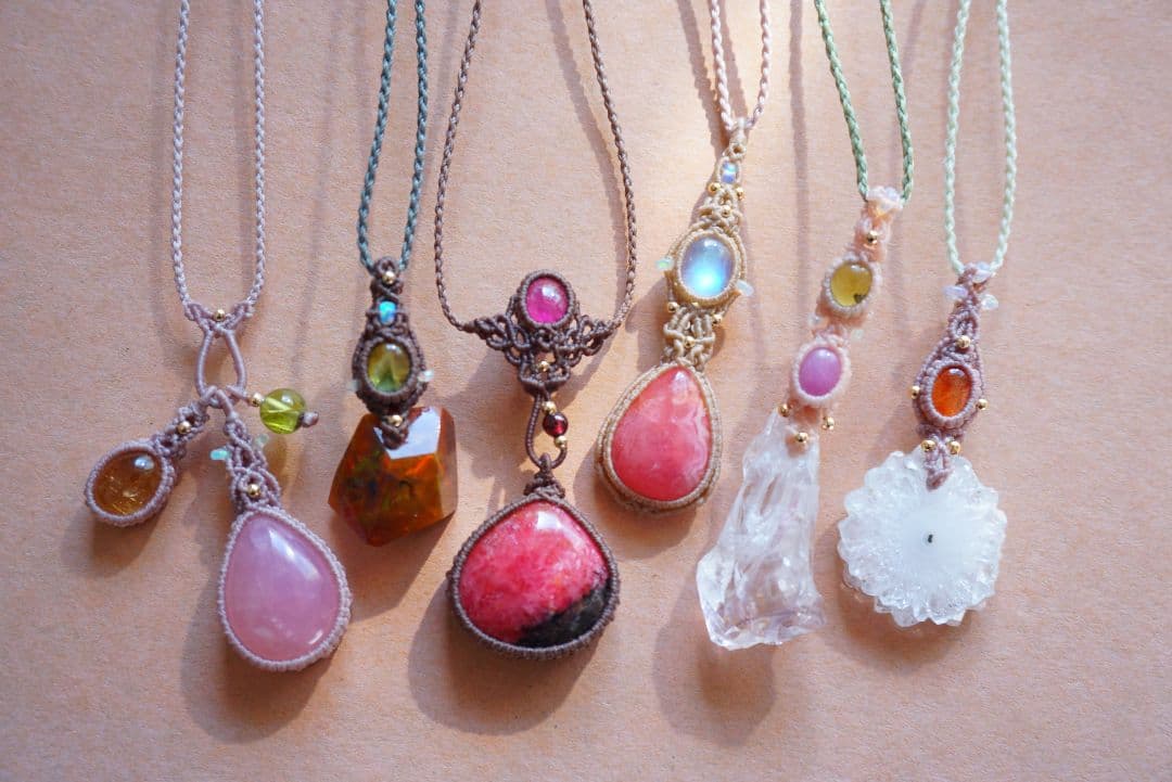 ディープローズクォーツ　シトリン　ペリドット　揺れる　マクラメ　ネックレス