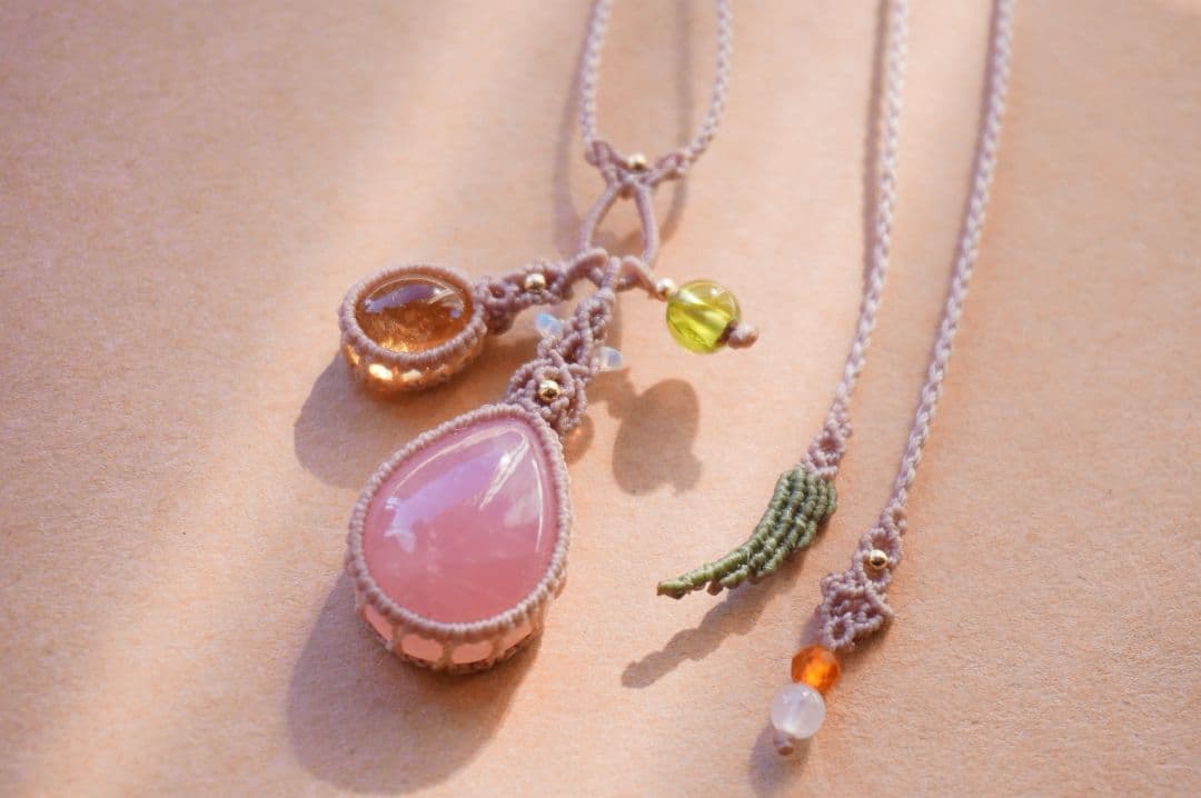 ディープローズクォーツ　シトリン　ペリドット　揺れる　マクラメ　ネックレス