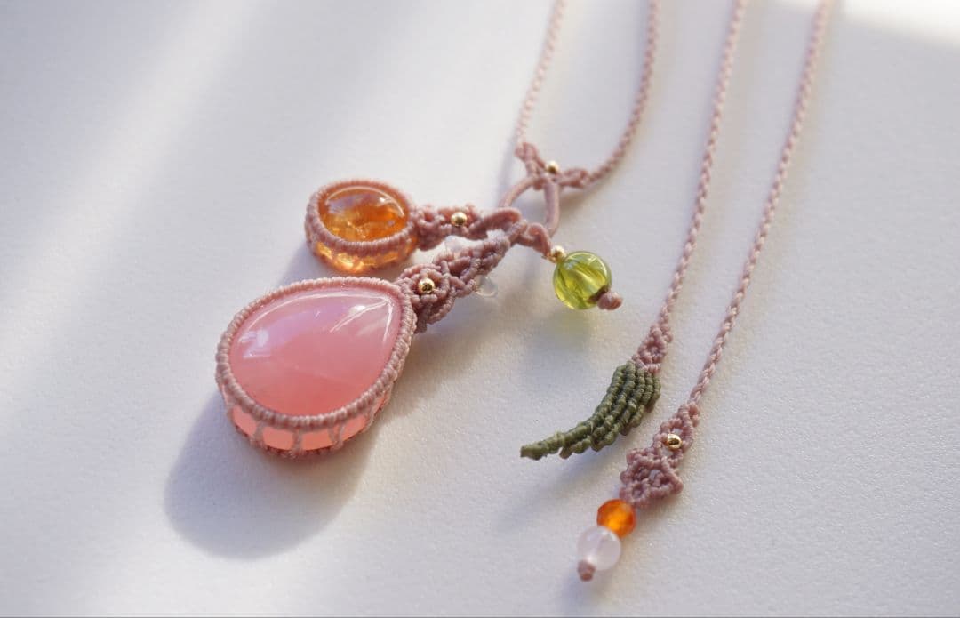 ディープローズクォーツ　シトリン　ペリドット　揺れる　マクラメ　ネックレス