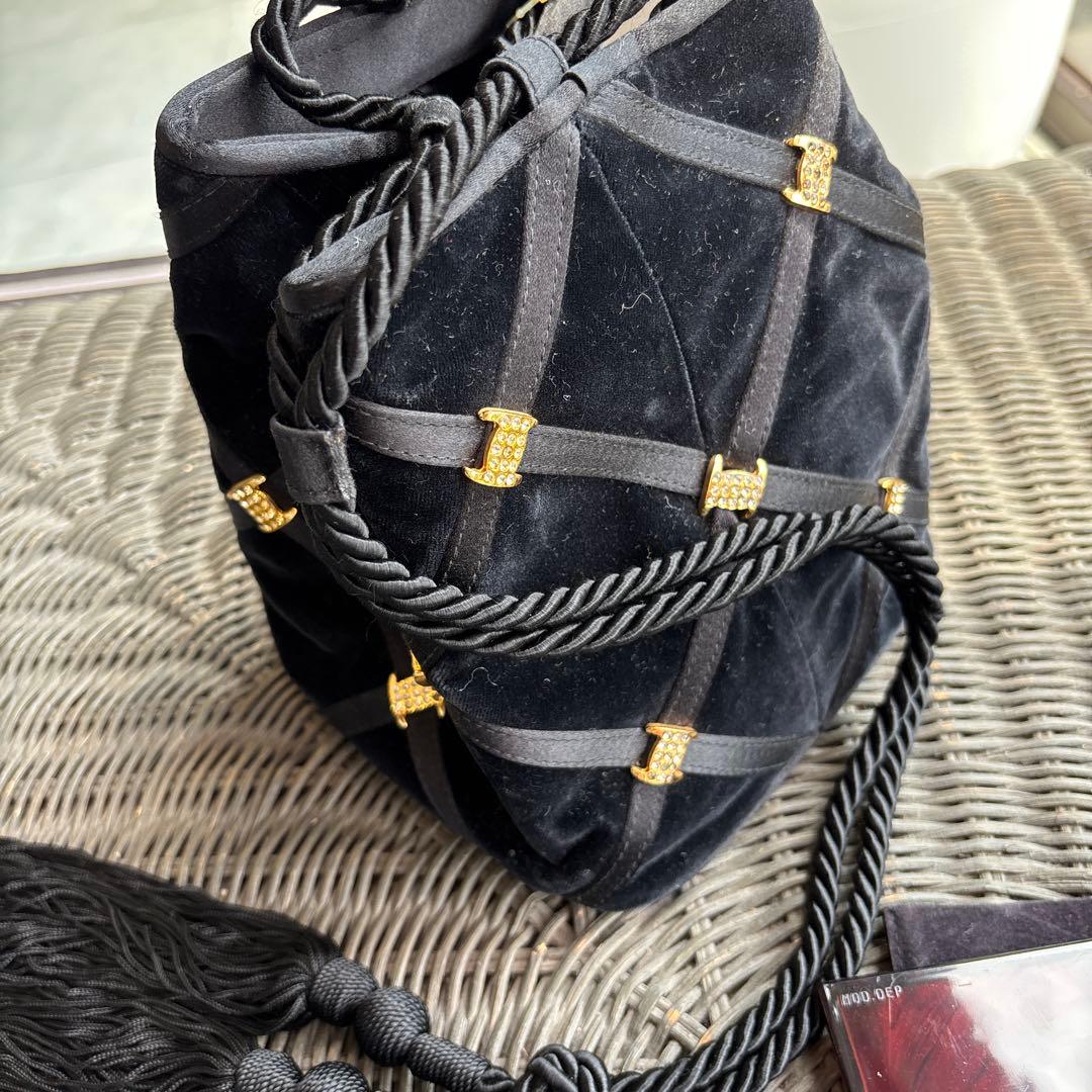 フェラガモ　黒 ベルベット パーティーバッグ タッセル付き