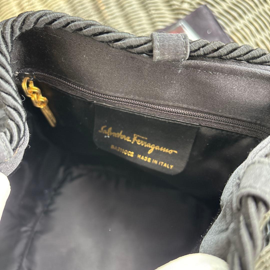 フェラガモ　黒 ベルベット パーティーバッグ タッセル付き