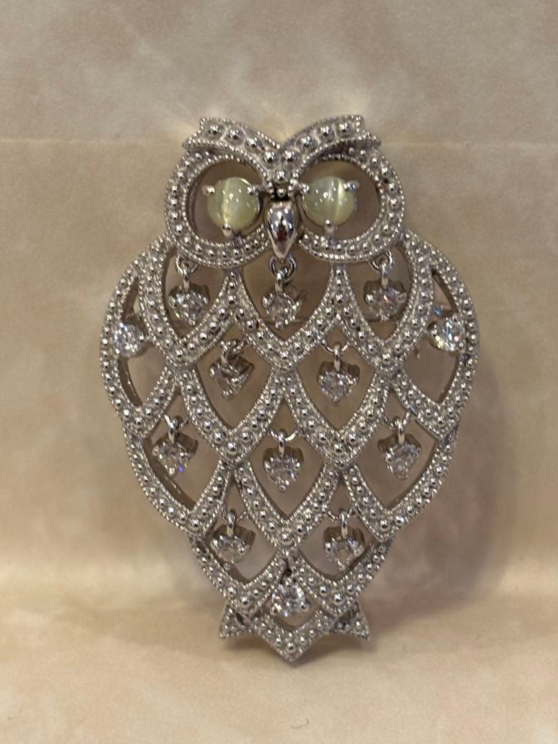 フクロウ型シルバーブローチ　キャッツアイ