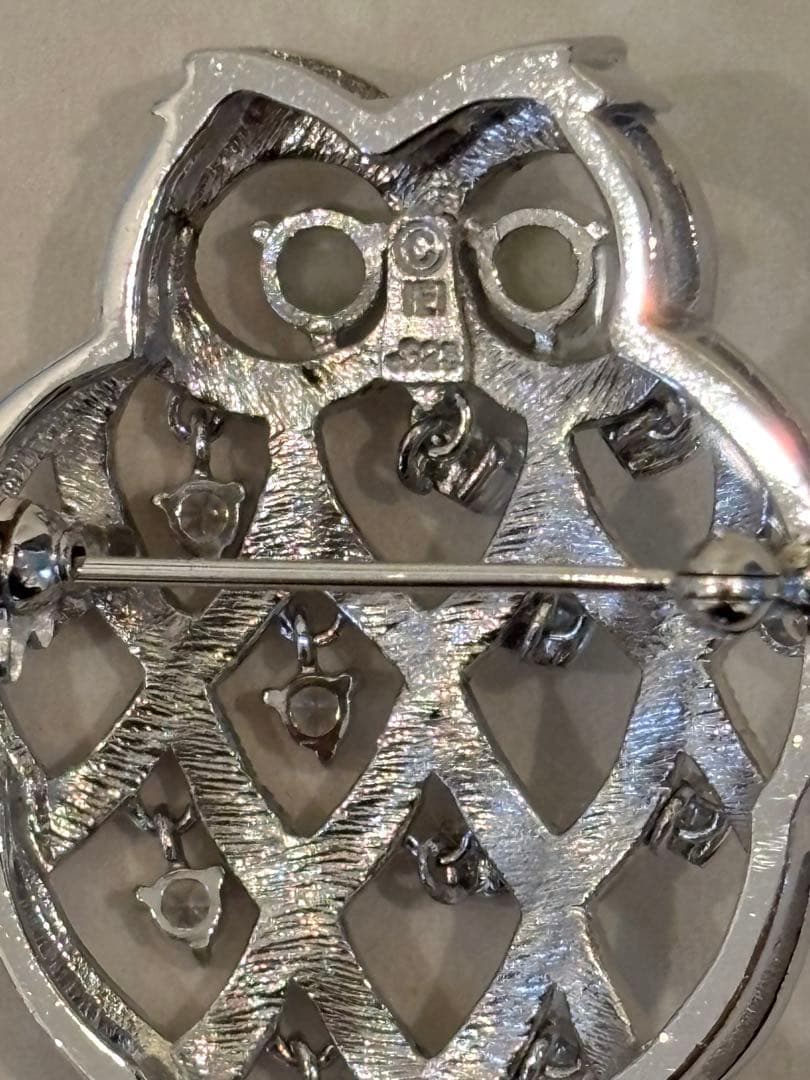 フクロウ型シルバーブローチ　キャッツアイ