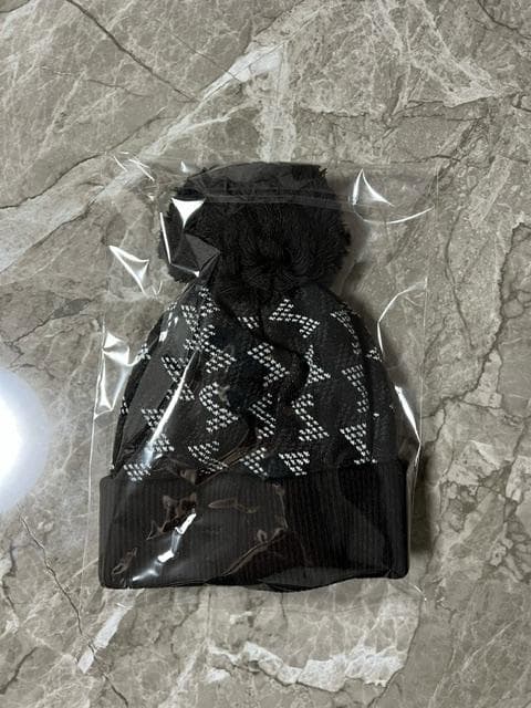 【新品】レザレクション　ポンポンニットキャップ