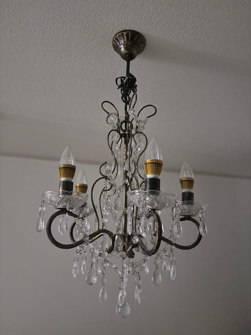 クリスタル装飾の4灯シャンデリア