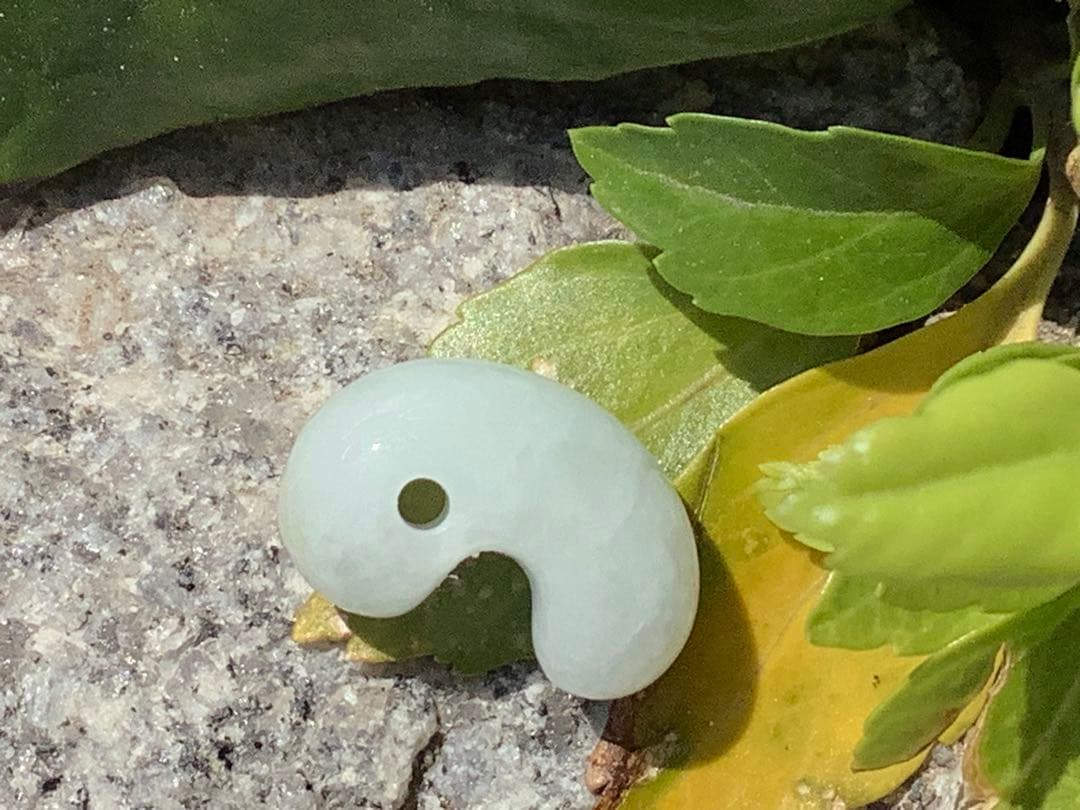 ✳純白氷肌‼️無垢の極上物　糸魚川翡翠勾玉　安価8800円卸し売り‼️ 鑑定鑑別書付