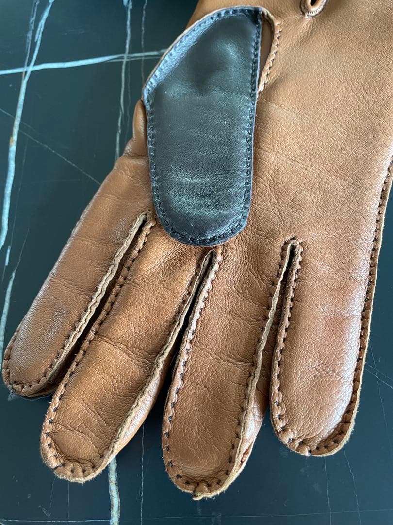 フェラガモ　メンズ　レザーグローブ