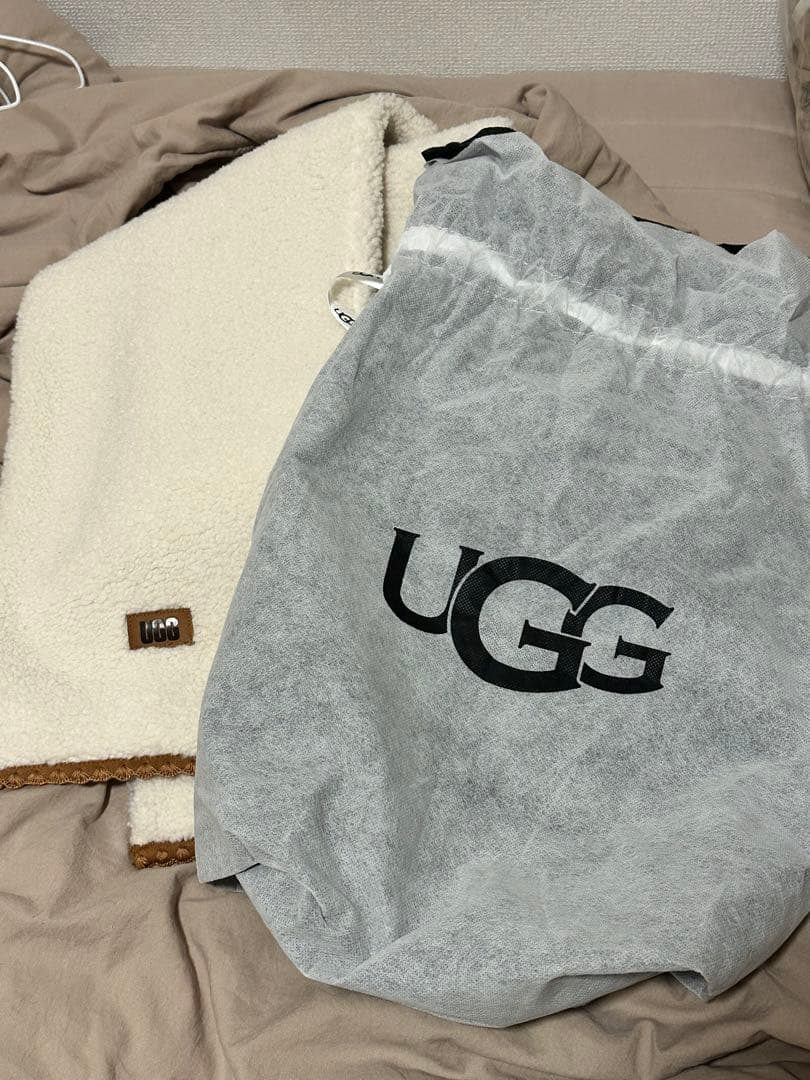 UGG アイボリー シェルパマフラー