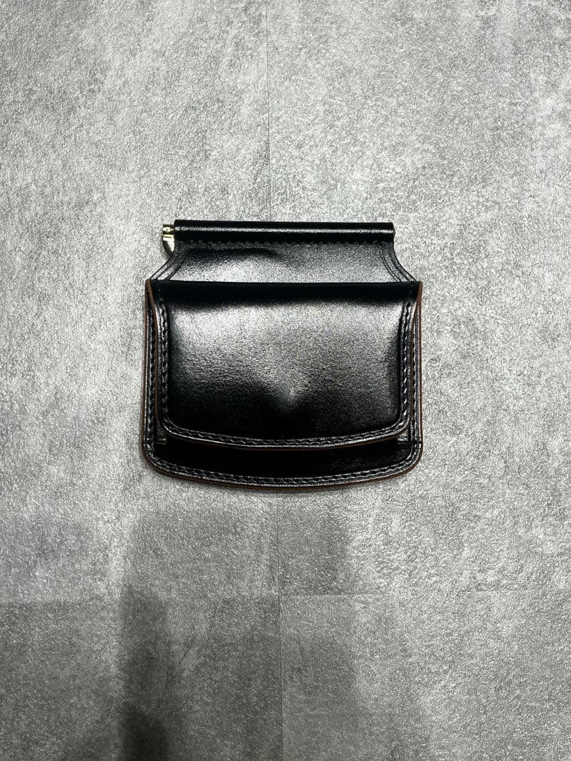 黒いレザー製コンパクト財布