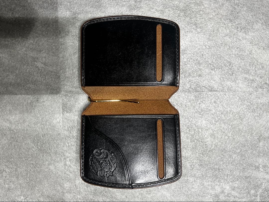 黒いレザー製コンパクト財布