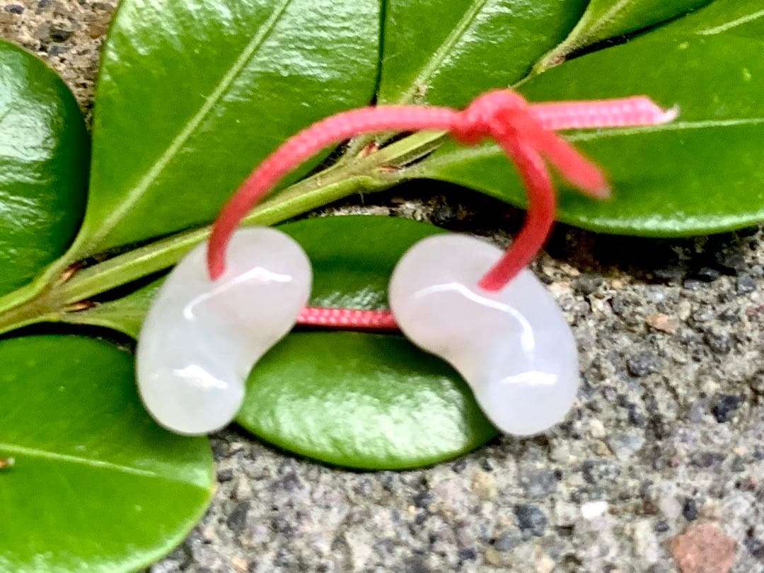 ✳ピカピカの綺麗な勾玉　極上の透明感　糸魚川翡翠ミニ勾玉2個セット ‼️