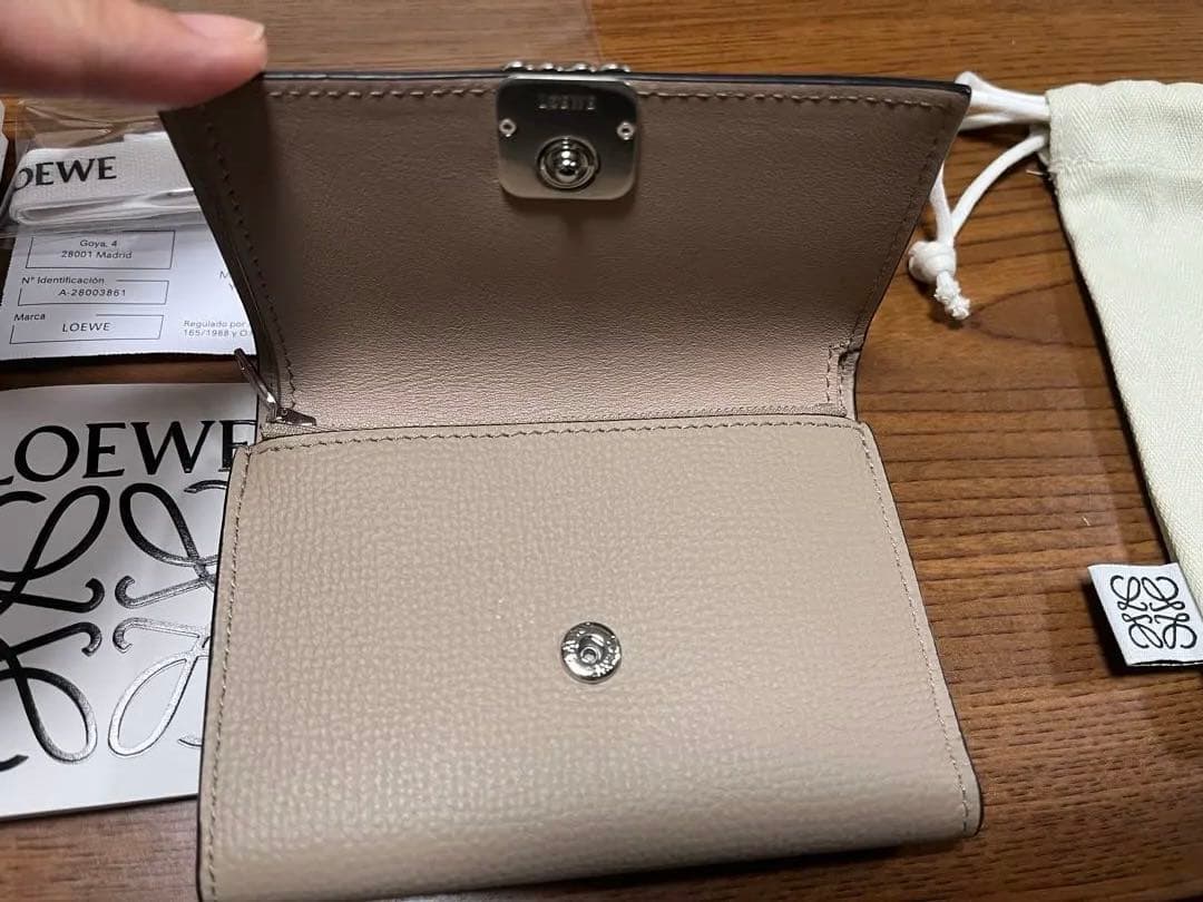 美品 ロエベLOEWEアナグラム バーティカルウォレット　サンド 三つ折り財布