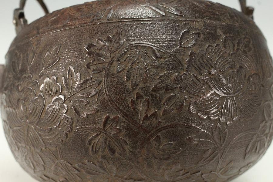 古鉄 纏枝蓮花紋 蒔絵蓋 鉄瓶 注器(K-LC688)