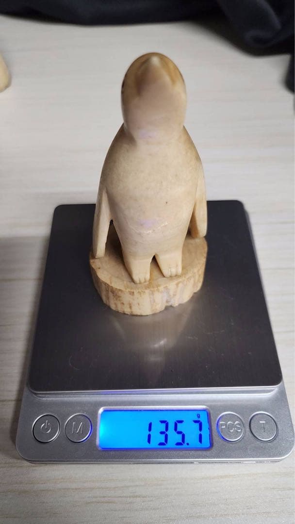 マッコウクジラ 歯 鯨歯 135.7g 置物　ペンギン