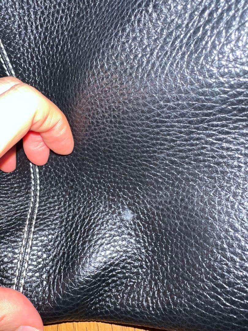 黒いレザーショルダーバッグ