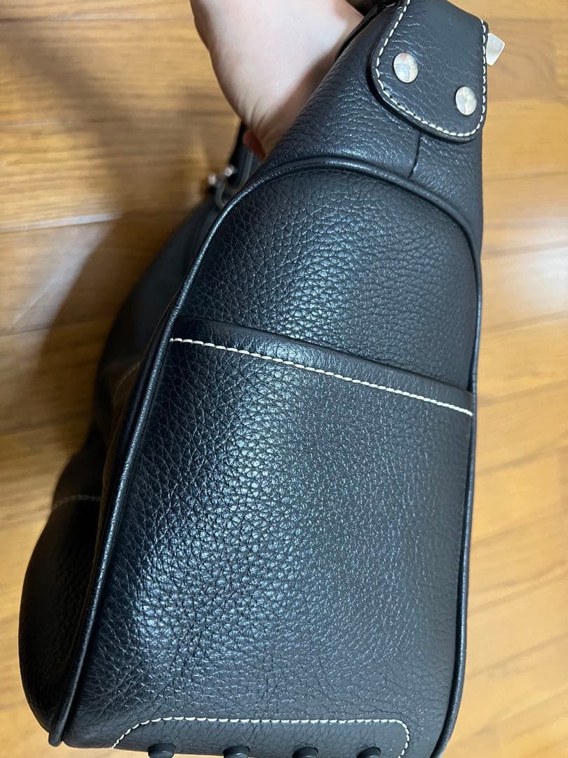 黒いレザーショルダーバッグ